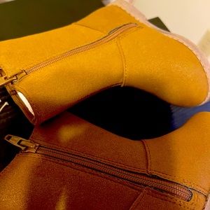 Toddler zipper boots.